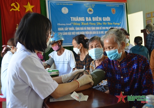 Bộ đội Biên phòng Đắk Lắk hỗ trợ, giúp đỡ nhân dân tại xã biên giới